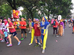 Pakai Kostum Unik di ToleRun, Peserta Lari Ini Jadi Sasaran Foto