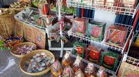 Aneka suvenir bertema Rafflesia khas Bengkulu (Fitraya/detikTravel)