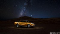 Kunci keunggulan Navara mengatasi tantangan Sahara, salah satunya terletak pada fitur Hill Descent Control (HDC) dan Hill Start Assist (HSA) yang menambah percaya diri pengemudi saat melewati gunung-gunung pasir di Sahara. Foto: Nissan Motor Indonesia