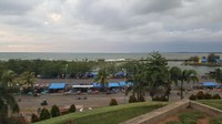 Salah satu Bastion yang paling favorit adalah bastion yang menghadap ke lautan. Dari sini bisa terlihat keindahan Pantai Tapak Paderi di sore hari. Ah, Benteng Marlborough di Bengkulu memang indah! (Fitraya/detikTravel)