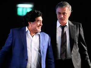 Mourinho Nyekar ke Mural Maradona Jelang Napoli Vs Roma