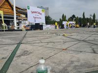 Penampakan Sampah Berserakan di Kantor Gubernur Riau Usai Acara Senam Massal