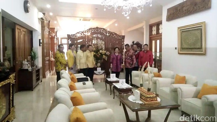 Novanto Sambangi Kediaman Megawati, Bahas Apa?