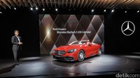 Dietmar Exler, President & CEO of Mercedes-Benz USA, memperkenalkan Mercedes-Maybach S650 Cabriolet di pameran mobil Los Angeles Auto Show. Foto: Daimler