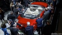 Pengunjung Los Angeles Auto Show memperhatikan mobil Maybach. Foto: Daimler
