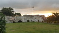 Di balik penampilannya yang cantik di kala sunset, Benteng Marlborough ternyata juga menyimpan kisah mistis tentang hantu cewek bule bernama Helen. Konon, penjaga dan pengunjung benteng kerap melihat penampakan hantu perempuan bule (Fitraya/detikTravel)