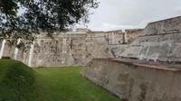 Layaknya sebuah benteng pertahanan, ada parit yang penuh jebakan di Benteng Marlborough ini untuk perlindungan warga Bengkulu. Dulunya parit ini dipasangi paku, namun kini ditumbuhi rumput yang hijau (Fitraya/detikTravel)