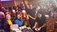 Puluhan Alumni SMA Unggulan CT ARSA Foundation juga ikut merayakan HUT ke-11 CT ARSA Foundation ini dengan menyanyikan bersama-sama lagu CT Foundation yang menunjukkan kebanggaan mereka menjadi anak Indonesia.