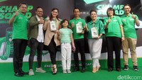 Corporate Communication General Manager PT Trans Retail Indonesia, Satria Hamid, Keluarga Indra Brasco dan Mona Ratuliu bersama putranya Baraka Rahadianezar, Brand Manager Nestlé MILO, Jeffri Ricardo, Psikolog Anak, Roslina Verauli, M.Psi., Psi, Business Executive Manager Beverages PT Nestlé Indonesia, Prawitya Soemadijo, Category Marketing Manager Nestlé MILO, Ahmad Afid, pada acara MILO Champ Squad di Carrefour Lebak Bulus, Jakarta.