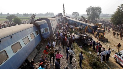 Ini Penampakan Kecelakaan Kereta di India Yang Tewaskan 119 Orang
