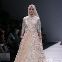 Koleksi brand dari Oki Setiana Dewi Bridal mengangkat Tema Sweet Lady  di Jakarta Fashion Week 2017. Senayan City. Jakarta. [Foto: Mohammad Abduh/Wolipop]