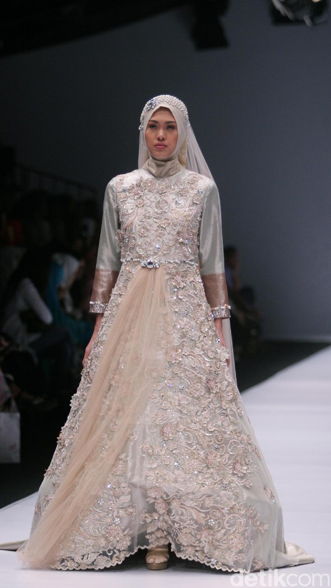 Koleksi brand dari Oki Setiana Dewi Bridal mengangkat Tema Sweet Lady  di Jakarta Fashion Week 2017. Senayan City. Jakarta. [Foto: Mohammad Abduh/Wolipop]