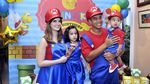 Cantiknya Nia Ramadhani Berkostum Mario Bros