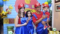Happy Family! Nia Ramadhani bersama Ardi dan kedua anaknya, Mikahayla dan Minaka. Pool/Noel/detikFoto.