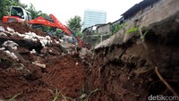 Saluran air yang berada di wilayah Patra Kuningan, Jakarta Selatan, longsor hingga merusak bahu jalan.