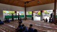 Suasana Jamaah di teras masjid yang menunggu untuk salat Jumat. Sambil menunggu, traveler bisa duduk santai di sini (Fitraya/detikTravel)