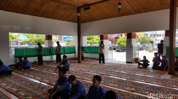 Jamaah di teras masjid (Fitraya/detikTravel)
