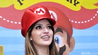 Ia terlihat cantik meski berkostum ala Mario Bros lengkap dengan topinya. Pool/Noel/detikFoto.