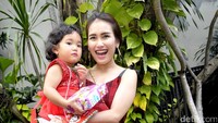 Ayu Ting Ting dan Bilqis terlihat kompak dengan busana berwarna merah. Pool/Noel/detikFoto.