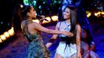 Penampilan Sensual Ariana Grande dan Nicki Minaj di AMA 2016