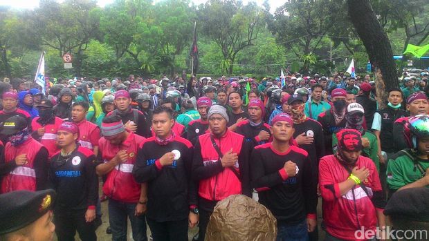  Tuntut Kenaikan UMP, Buruh Datangi Balai Kota DKI