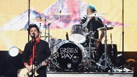 Teriakan Anti-Trump dari Green Day saat menampilkan lagu Bang Bang. Kevin Winter/Getty Images/detikFoto.
