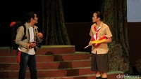 Kelly Tandiono yang tampil berpakaian Pramuka tampil untuk pertama kalinya di panggung drama musikal. Pool/Ismail/detikFoto.
