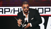 Drake sukses memborong banyak piala, diantaranya adalah Favorit Artis dan Album pada genre Rap/Hip-Hop. Kevin Winter/Getty Images/detikFoto.