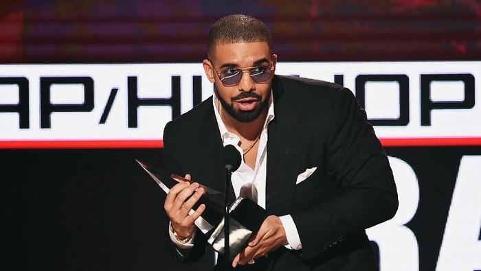 LOS ANGELES, CA - NOVEMBER 20:  Rapper Drake accepts Favorite Rap/Hip-Hop Artist onstage during the 2016 American Music Awards at Microsoft Theater on November 20, 2016 in Los Angeles, California.  (Photo by Kevin Winter/Getty Images)