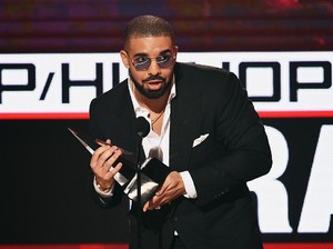 Drake Pria Berbusana Terbaik Versi GQ