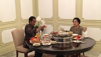Presiden Jokowi juga pernah makan siang spesial dengan Ketum PDIP Megawati Soekarnoputri pada 21 November 2016. Acara makan siang ini digelar secara tertutup. (Foto: Ray Jordan/detikcom)