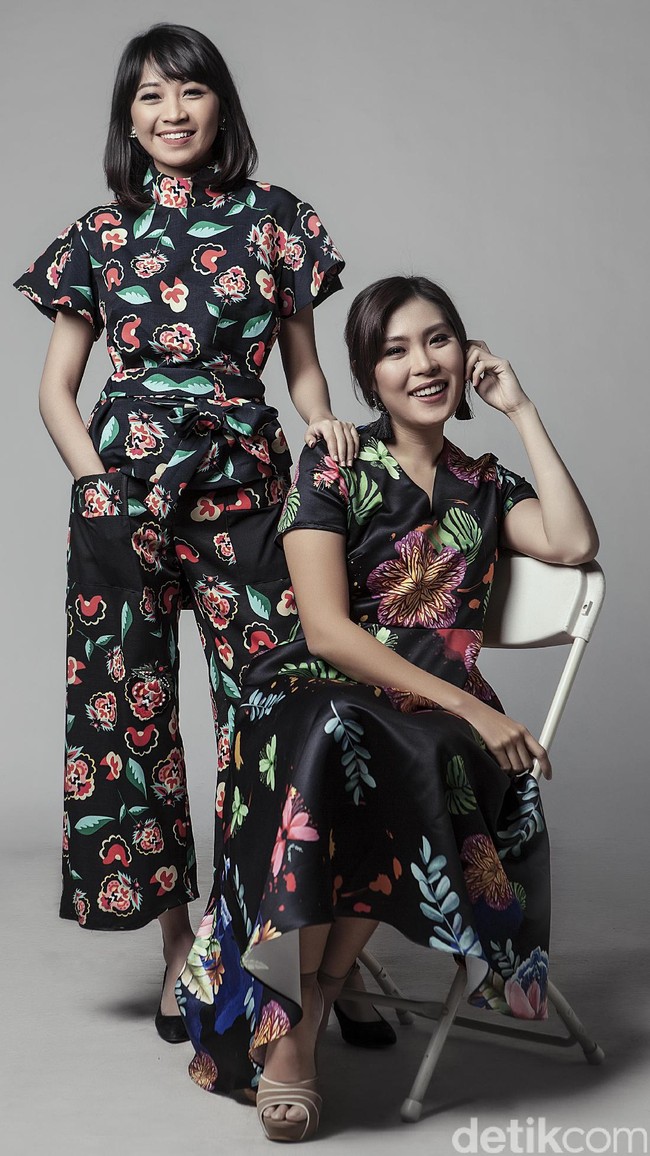 Wardrobe: Mel Ahyar First. Fotografer: Zaky Akbar. Makeup Artist: Tim Wardah Cosmetics. Stylist: Alissa Safiera dan Daniel Ngantung. Model: Merrie Elizabeth & Ninda Ramandiani.