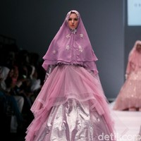Koleksi brand dari Oki Setiana Dewi Bridal mengangkat Tema Sweet Lady  di Jakarta Fashion Week 2017. Senayan City. Jakarta. [Foto: Mohammad Abduh/Wolipop]