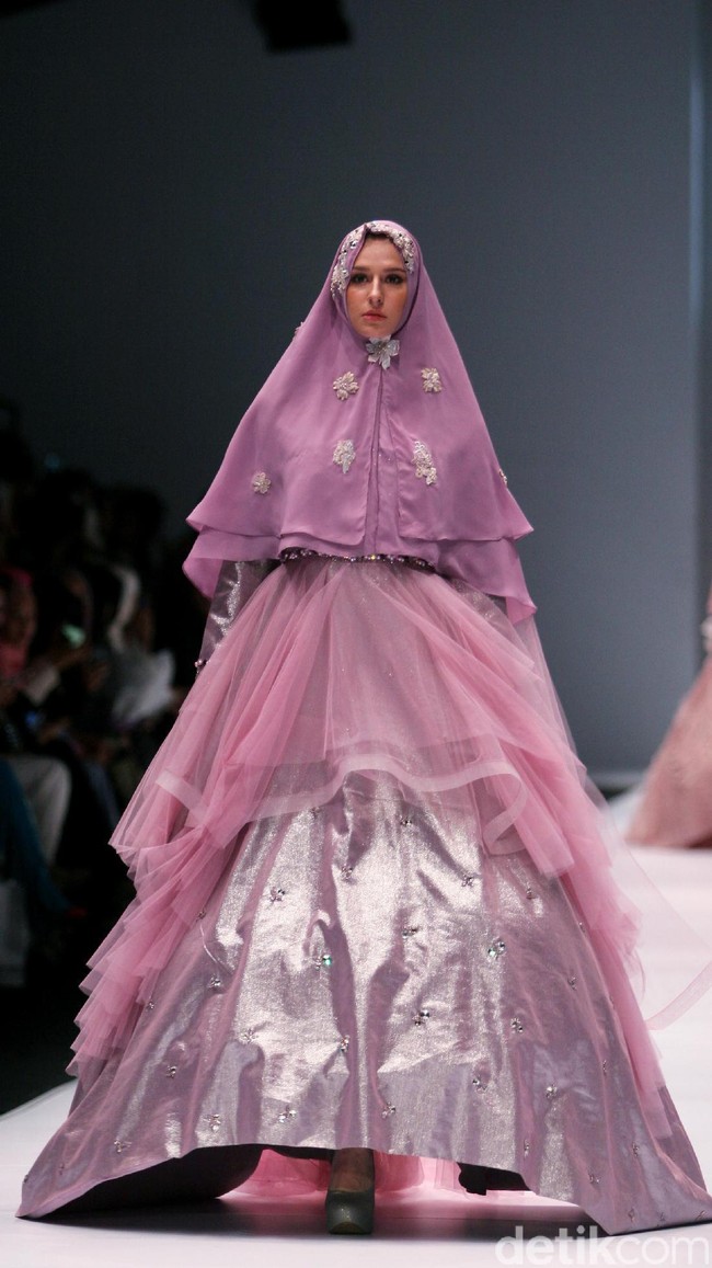 Koleksi brand dari Oki Setiana Dewi Bridal mengangkat Tema Sweet Lady  di Jakarta Fashion Week 2017. Senayan City. Jakarta. [Foto: Mohammad Abduh/Wolipop]