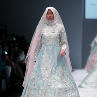 Koleksi brand dari Oki Setiana Dewi Bridal mengangkat Tema Sweet Lady  di Jakarta Fashion Week 2017. Senayan City. Jakarta. [Foto: Mohammad Abduh/Wolipop]