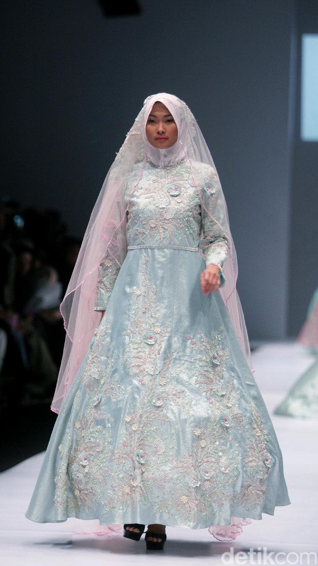 Koleksi brand dari Oki Setiana Dewi Bridal mengangkat Tema Sweet Lady  di Jakarta Fashion Week 2017. Senayan City. Jakarta. [Foto: Mohammad Abduh/Wolipop]