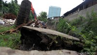 Longsor tersebut terjadi akibat hujan deras.
