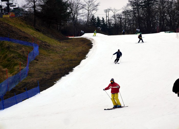Ilustrasi traveler main ski di Karuizawa, Jepang