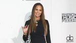 Duh, Chrissy Teigen Nyaris Ekspos Organ Intim di AMA 2016