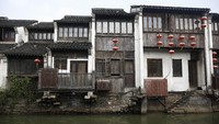 Semua bangunan di kawasan ini dipertahankan seperti aslinya. Di kawasan kota tua ini terdapat banyak tempat makan dan toko-toko dengan harga-harga yang cukup murah (Agung/detikTravel)