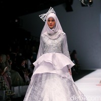 Koleksi brand dari Oki Setiana Dewi Bridal mengangkat Tema Sweet Lady  di Jakarta Fashion Week 2017. Senayan City. Jakarta. [Foto: Mohammad Abduh/Wolipop]