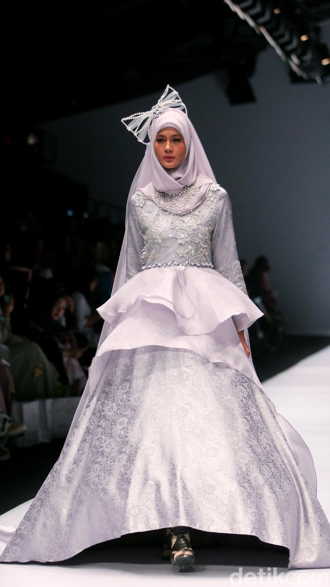 Koleksi brand dari Oki Setiana Dewi Bridal mengangkat Tema Sweet Lady  di Jakarta Fashion Week 2017. Senayan City. Jakarta. [Foto: Mohammad Abduh/Wolipop]