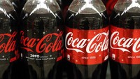 Coca-Cola juga tercipta tidak sengaja. Pada tahun 1886, apoteker Dr. John Stith Pemberton tengah meracik obat sakit kepala dan kelelahan. Ia eksperimen menggunakan ekstrak daun coca, ekstrak kola nut, dan herba damiana. Racikan ini adalah cikal bakal Coca-Cola. Foto: Coca-Cola Israel/Getty Images