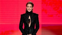 Ia juga terlihat anggun kala tampil dengan gaun hitam. Kevin Winter/Getty Images/detikFoto.