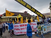 Mahasiswa Gelar Aksi Solidaritas Petani Majalengka di Mapolresta Sukabumi