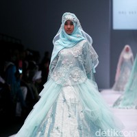 Koleksi brand dari Oki Setiana Dewi Bridal mengangkat Tema Sweet Lady  di Jakarta Fashion Week 2017. Senayan City. Jakarta. [Foto: Mohammad Abduh/Wolipop]
