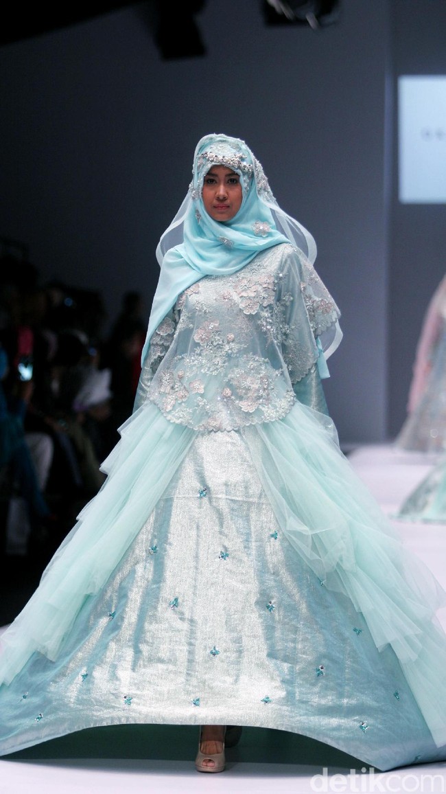 Koleksi brand dari Oki Setiana Dewi Bridal mengangkat Tema Sweet Lady  di Jakarta Fashion Week 2017. Senayan City. Jakarta. [Foto: Mohammad Abduh/Wolipop]