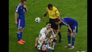 Saat merayakan gol kedua ke gawang Atletico, Ronaldo langsung bergaya jongkok semacam ini dan menjadi bahan meme. Di sini tampak dia menduduki Lionel Messi. Foto: Istimewa