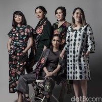 Wardrobe: Mel Ahyar First. Fotografer: Zaky Akbar. Makeup Artist: Tim Wardah Cosmetics. Stylist: Alissa Safiera dan Daniel Ngantung. Model: Merrie Elizabeth & Ninda Ramandiani BloBar, Tantry Namirah Namirah The Label, Sarwono & Carline Darjanto Cotton Ink.