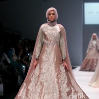 Koleksi brand dari Oki Setiana Dewi Bridal mengangkat Tema Sweet Lady  di Jakarta Fashion Week 2017. Senayan City. Jakarta. [Foto: Mohammad Abduh/Wolipop]
